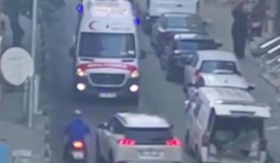 Ambulansa yol vermedi, şoför sokaktan geri manevrayla çıkmak zorunda kaldı