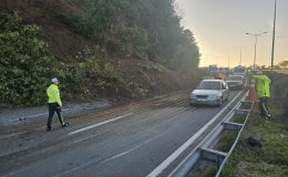 Artvin’de heyelan yolu kapattı