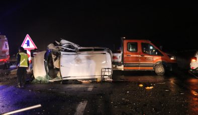 Burdur’da 2 otomobil ile hafif ticari araç çarpıştı: 1 ölü, 7 yaralı
