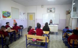 Ne köyünü ne de öğrencilerini terk etmeyen öğretmen: Melahat Ayaz