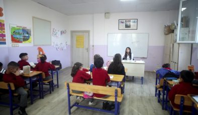 Ne köyünü ne de öğrencilerini terk etmeyen öğretmen: Melahat Ayaz