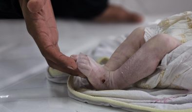 35 günlük bebek donarak öldü: Gazze’de acımasız kış