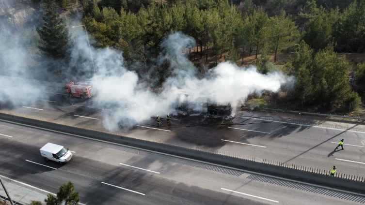 Adana'da yolcu otobüsü yandı