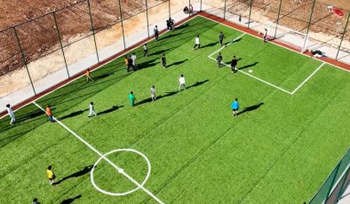 Bakan Kurum, depremzede çocuğa verdiği halı saha sözünü tuttu