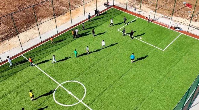 Bakan Kurum, depremzede çocuğa verdiği halı saha sözünü tuttu