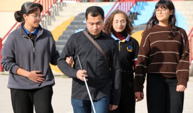 Karanlık dünyasını edebiyatla aydınlatan öğretmen, öğrencilerine ilham oluyor
