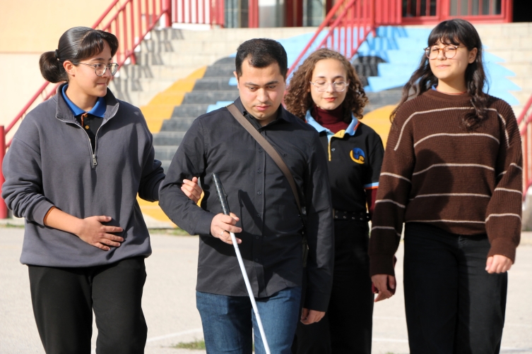 Karanlık dünyasını edebiyatla aydınlatan öğretmen, öğrencilerine ilham oluyor