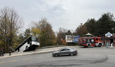 Tur otobüsü şarampole düştü