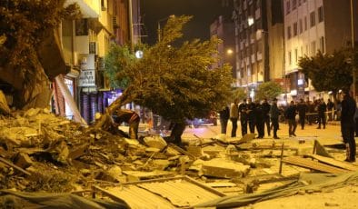 Hatay’da hasarlı bina yıkım esnasında çöktü