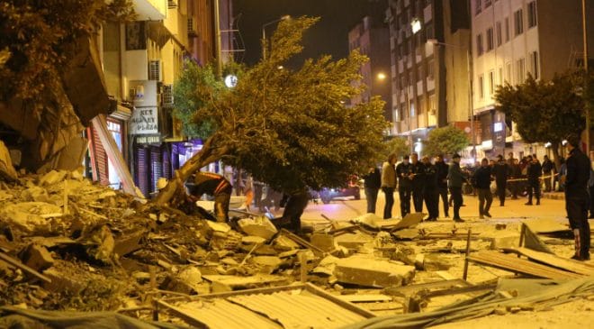 Hatay’da hasarlı bina yıkım esnasında çöktü